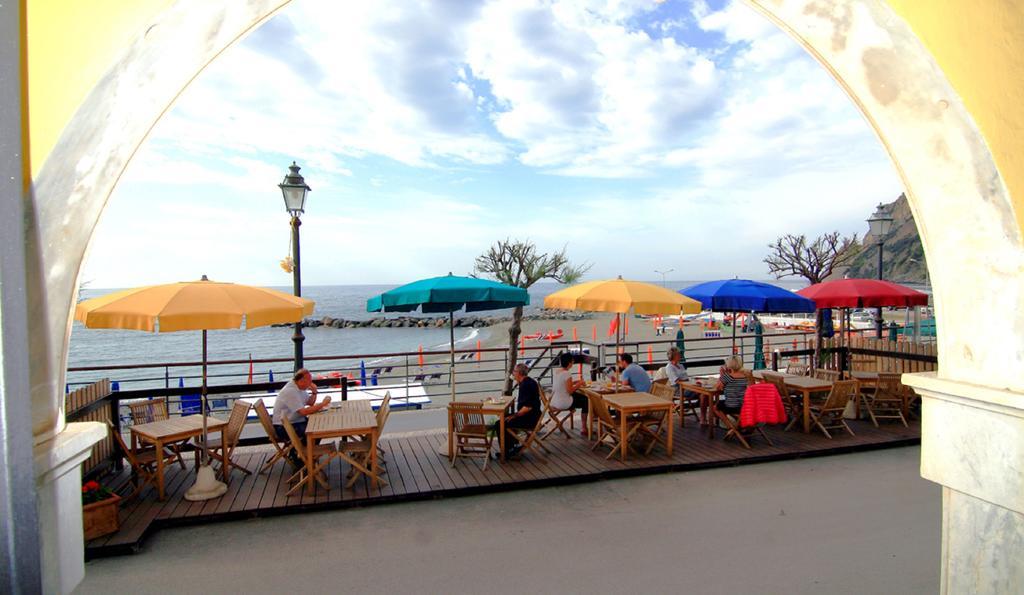 Hotel Baia Монтеросо ал Маре Екстериор снимка
