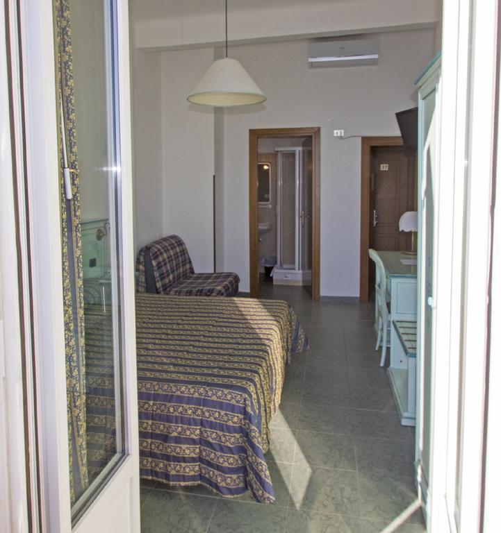 Hotel Baia Монтеросо ал Маре Екстериор снимка