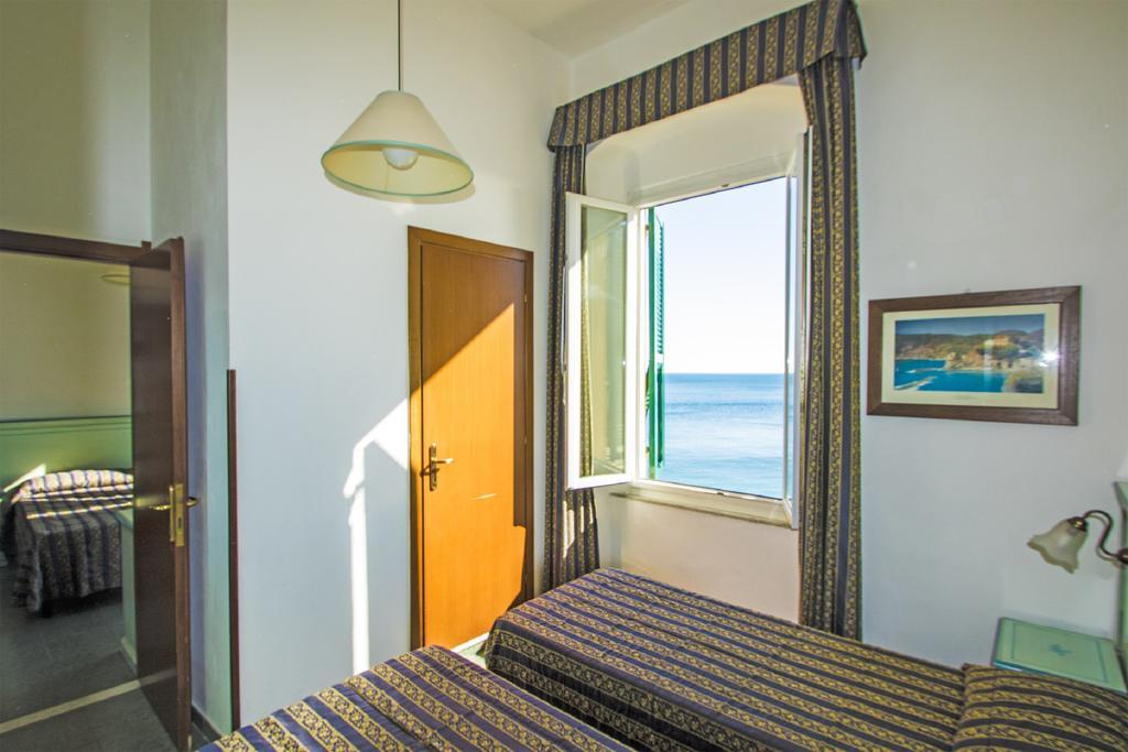 Hotel Baia Монтеросо ал Маре Екстериор снимка