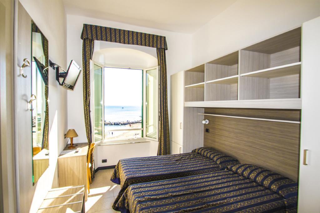 Hotel Baia Монтеросо ал Маре Екстериор снимка