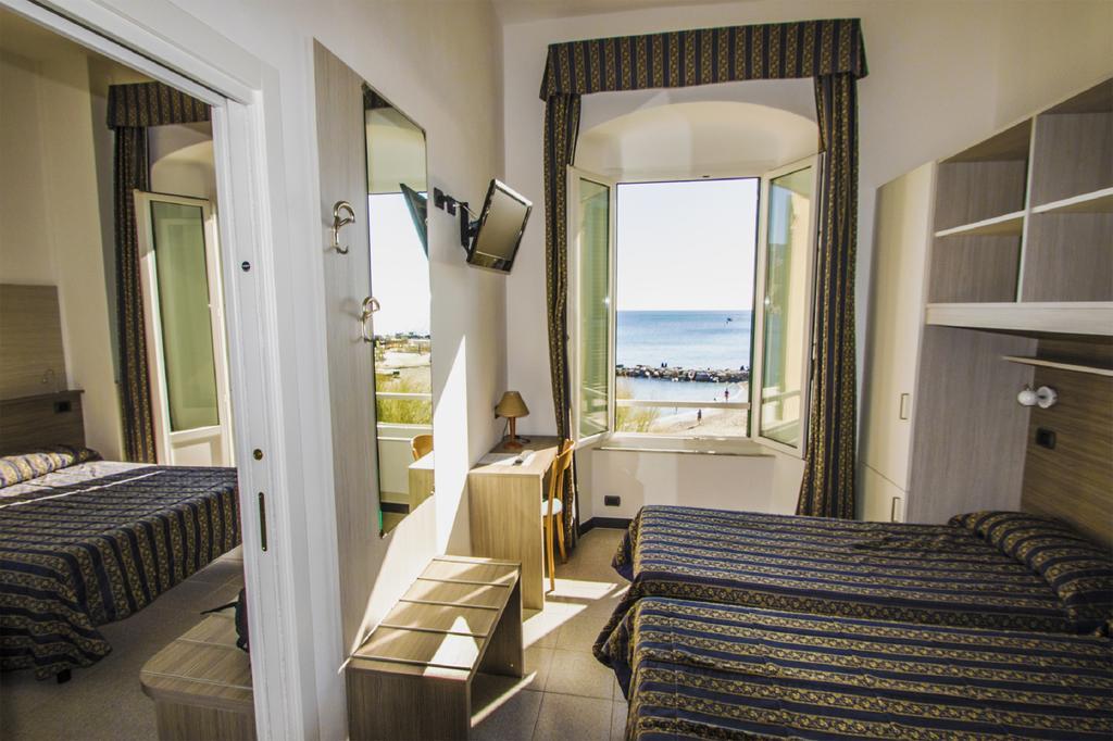 Hotel Baia Монтеросо ал Маре Екстериор снимка