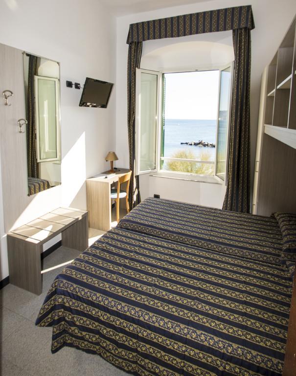 Hotel Baia Монтеросо ал Маре Екстериор снимка