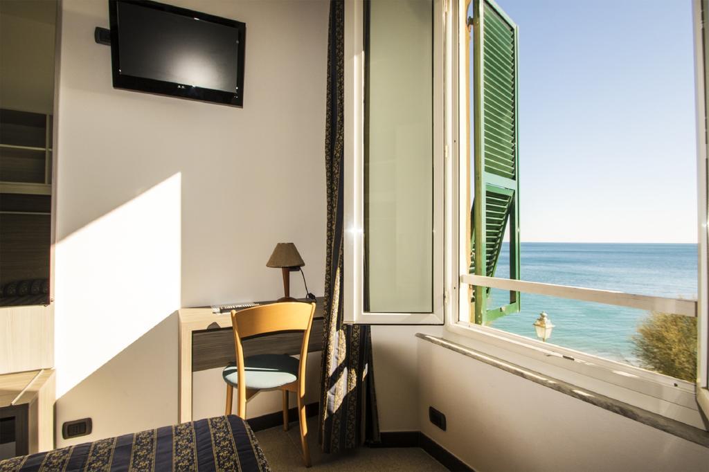 Hotel Baia Монтеросо ал Маре Екстериор снимка